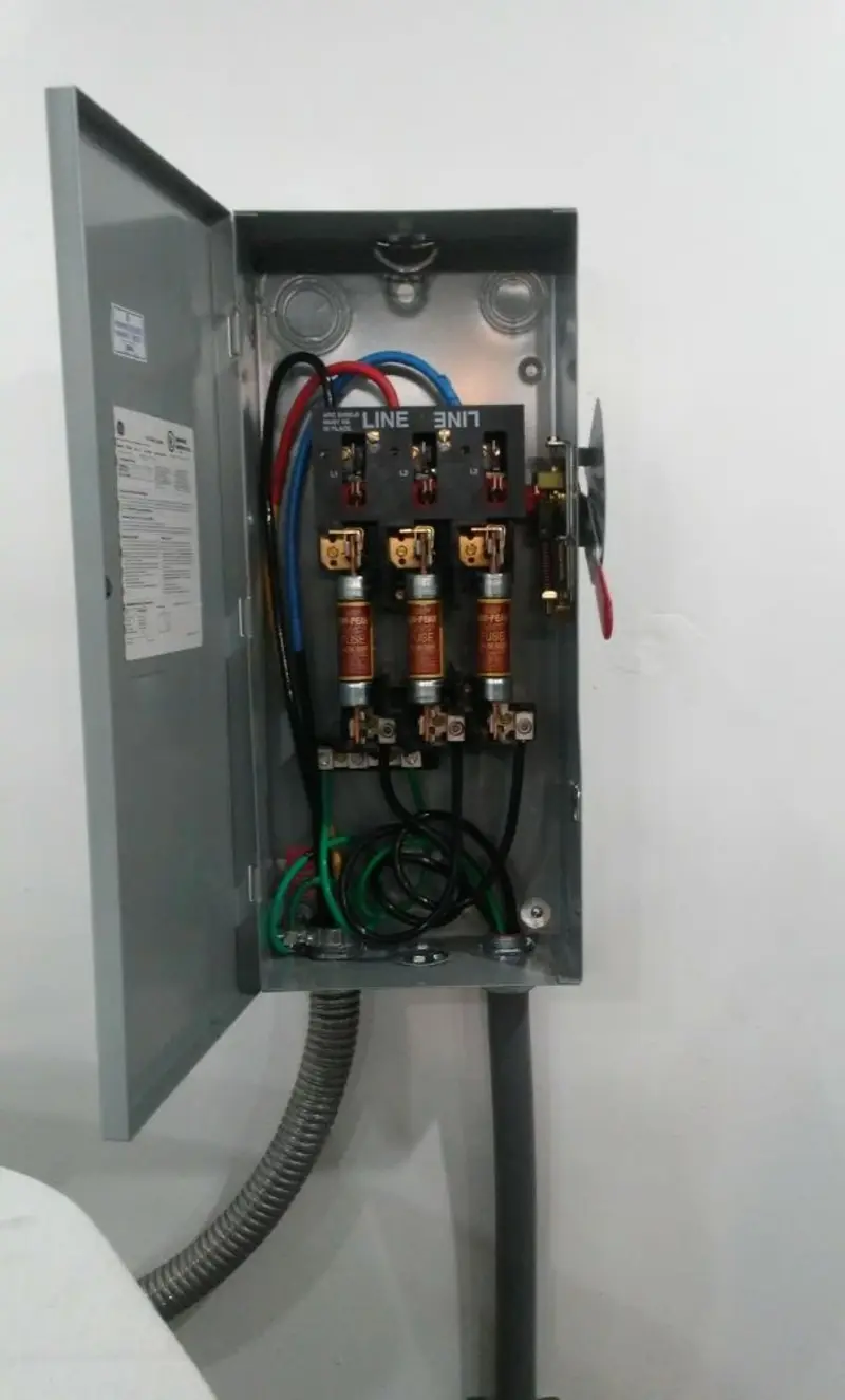 Three-phase disconnect switch installed for Smoke Detector Installation in Melissa